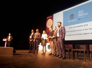 Μέλη του Athens Digital Lab, κρατώντας στη σκηνή τα βραβεία για την καλύτερη καινοτόμο δράση της χρονιάς